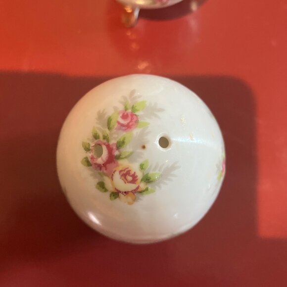VINTAGE ENESCO PORCELAIN SALT PEPPER SHAKERS‎ FOOTED EGG SHAPED FLORAL JAPAN 3" - Picture 2 of 5